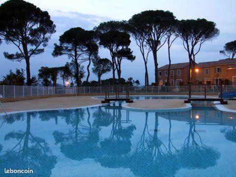 Maison Climatisee Avec Piscine Chauffee Кальвисон Экстерьер фото